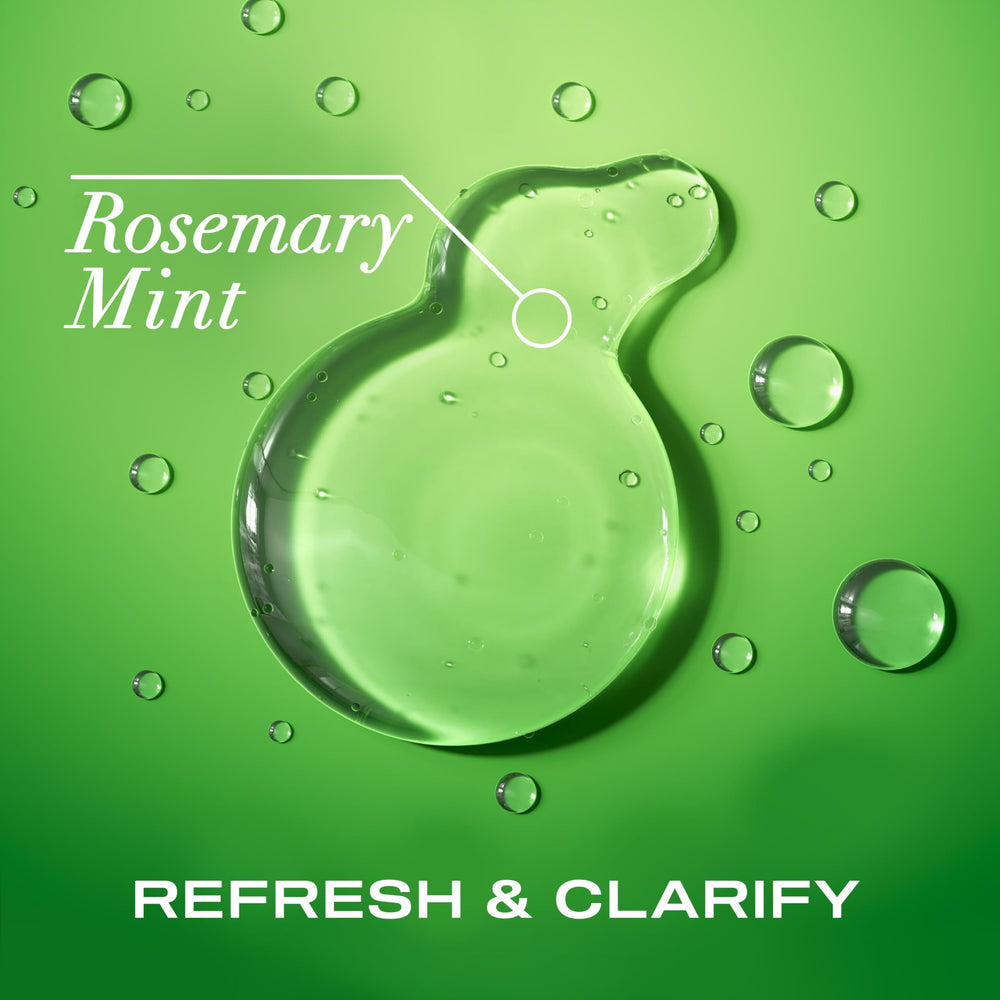 OGX Rosemary Mint Champú aplicado en cabello húmedo para una limpieza refrescante.
