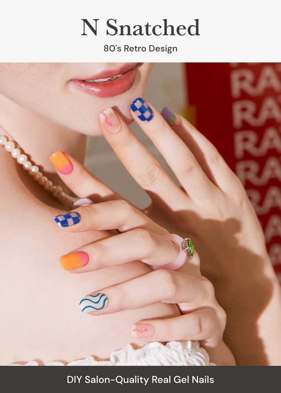 Patrones azules de Ohora, estilo versátil para uñas.