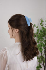 OideGuiing anti-slip grip on Wathet Blue claw clip keeps hair in place.