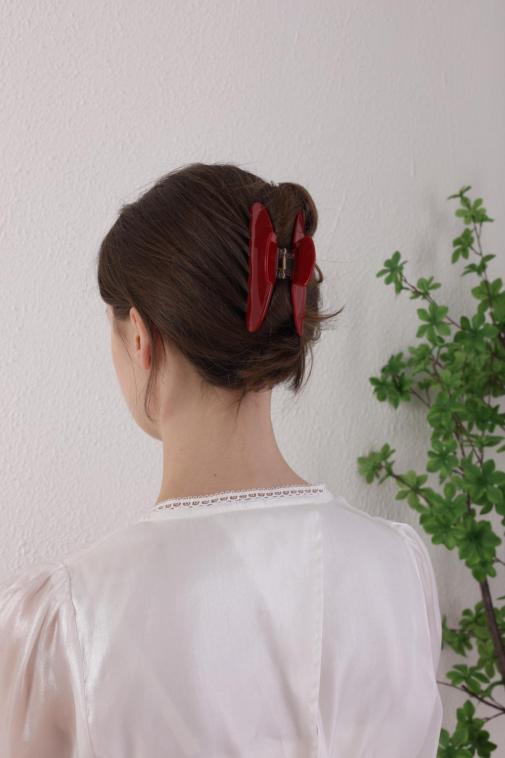 OideGuiing clip-garra rojo para transformar looks casuales en segundos.