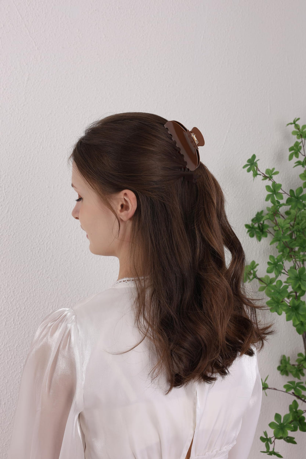 OideGuiing clip de pelo acetato café, perfecto para recogidos rápidos y estilos casuales.