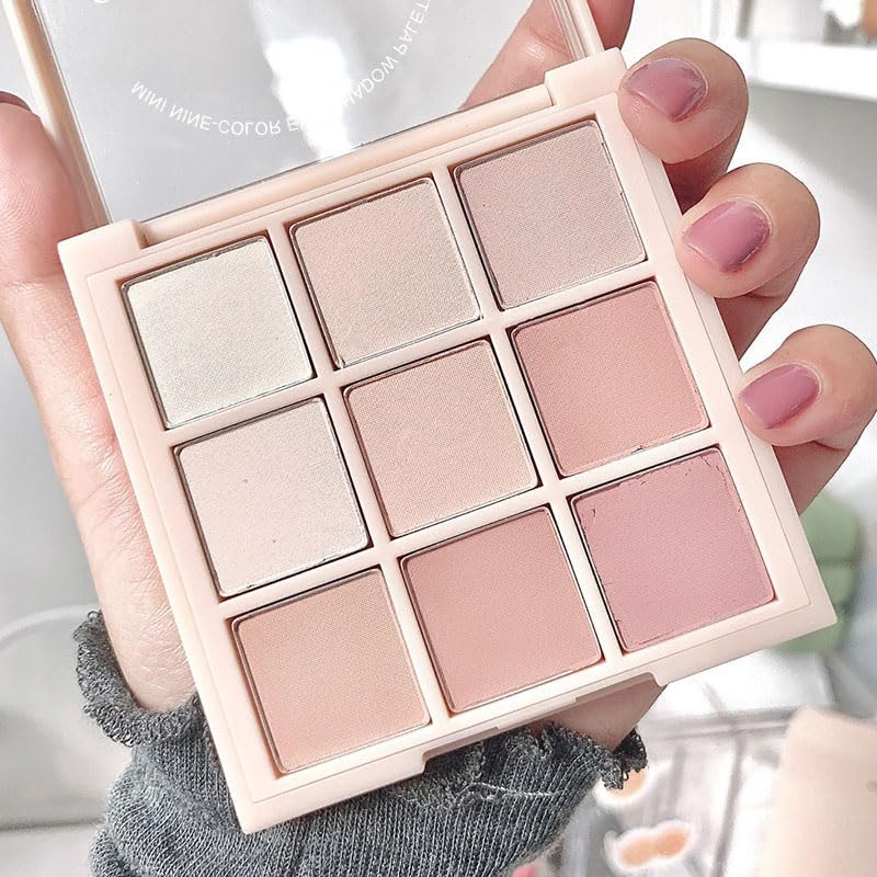 Paleta Okerker de 9 sombras en tonos rosados y neutros, acabado mate.