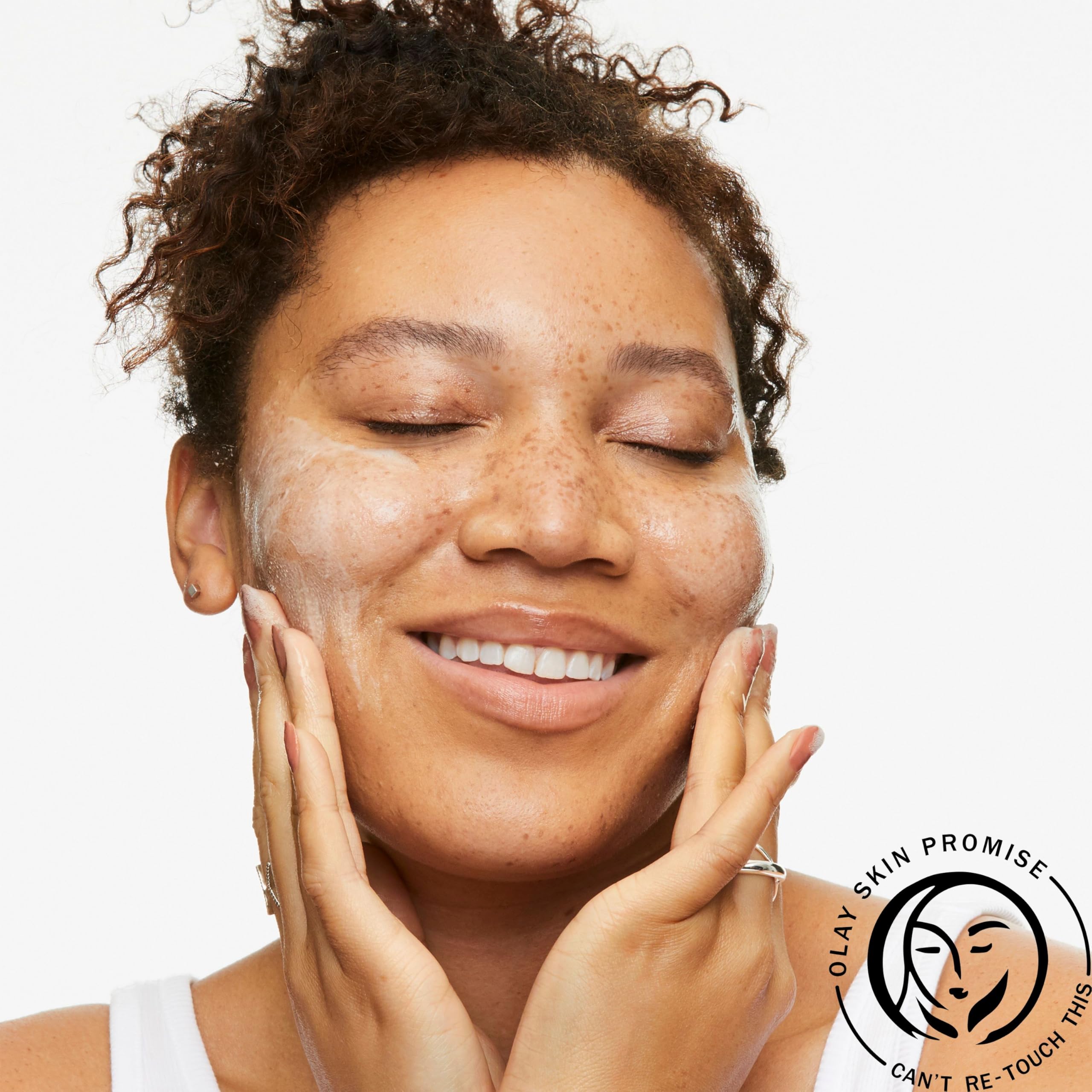 Olay limpiador facial, aplicación suave con los dedos.