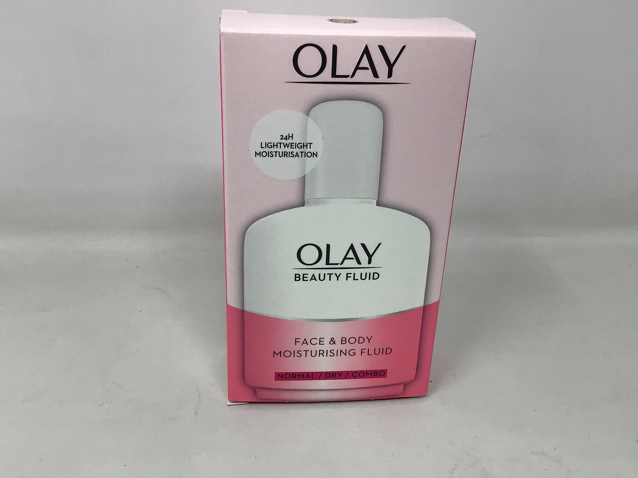 Olay Beauty Fluid Regular 100ml aplicada en cuello y rostro, sin grasa.