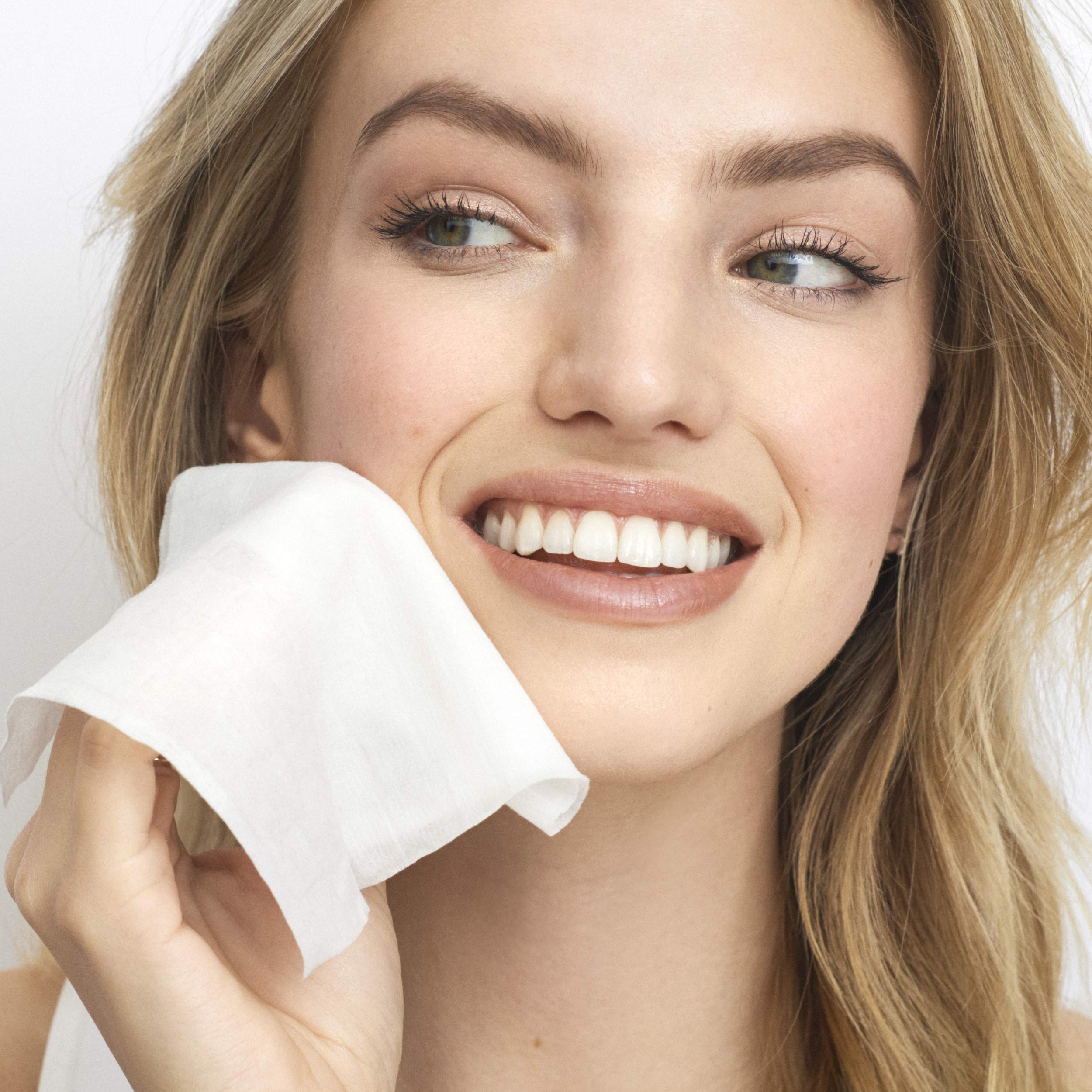 Desmaquilla maquillaje resistente al agua con una toallita Olay.