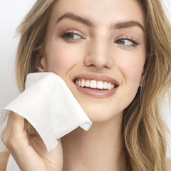 Desmaquilla maquillaje resistente al agua con una toallita Olay.