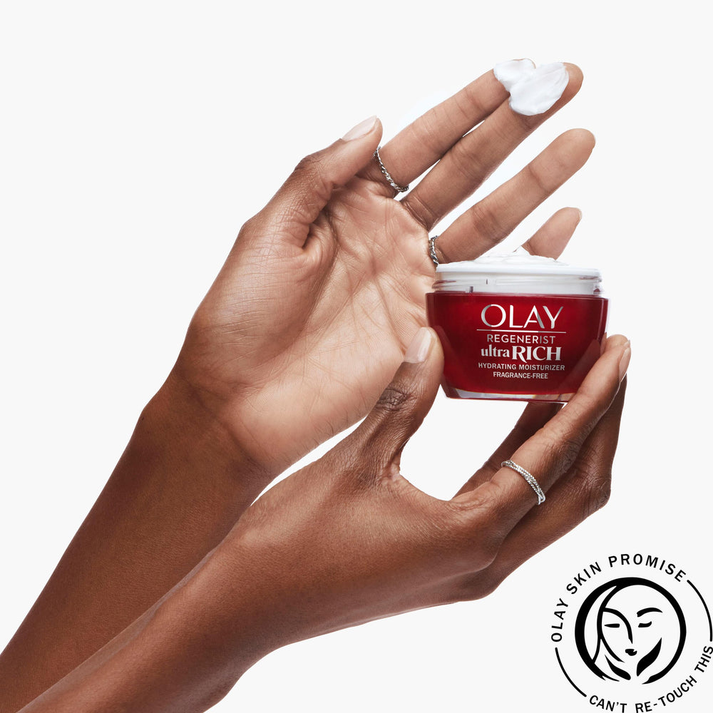 Aplicación en rostro y cuello con Olay Regenerist Ultra Rich para uso diario