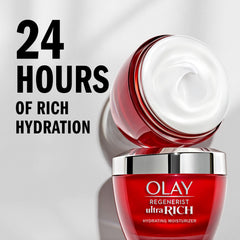 Textura cremosa de Olay Regenerist Ultra Rich que se absorbe sin dejar grasa