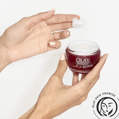Olay Regenerist Whip, acabado mate que controla brillos durante el día.