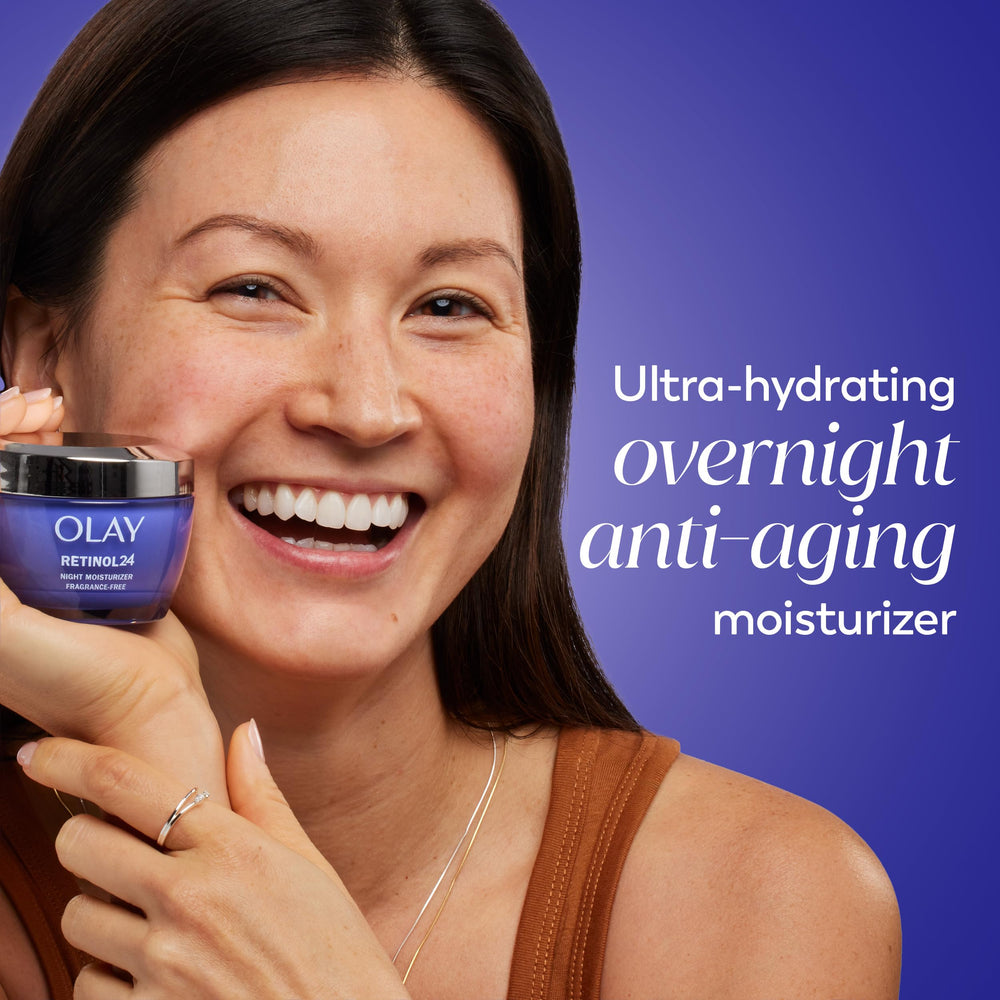 Aplicación nocturna de Olay Retinol 24 para despertar con piel suave.