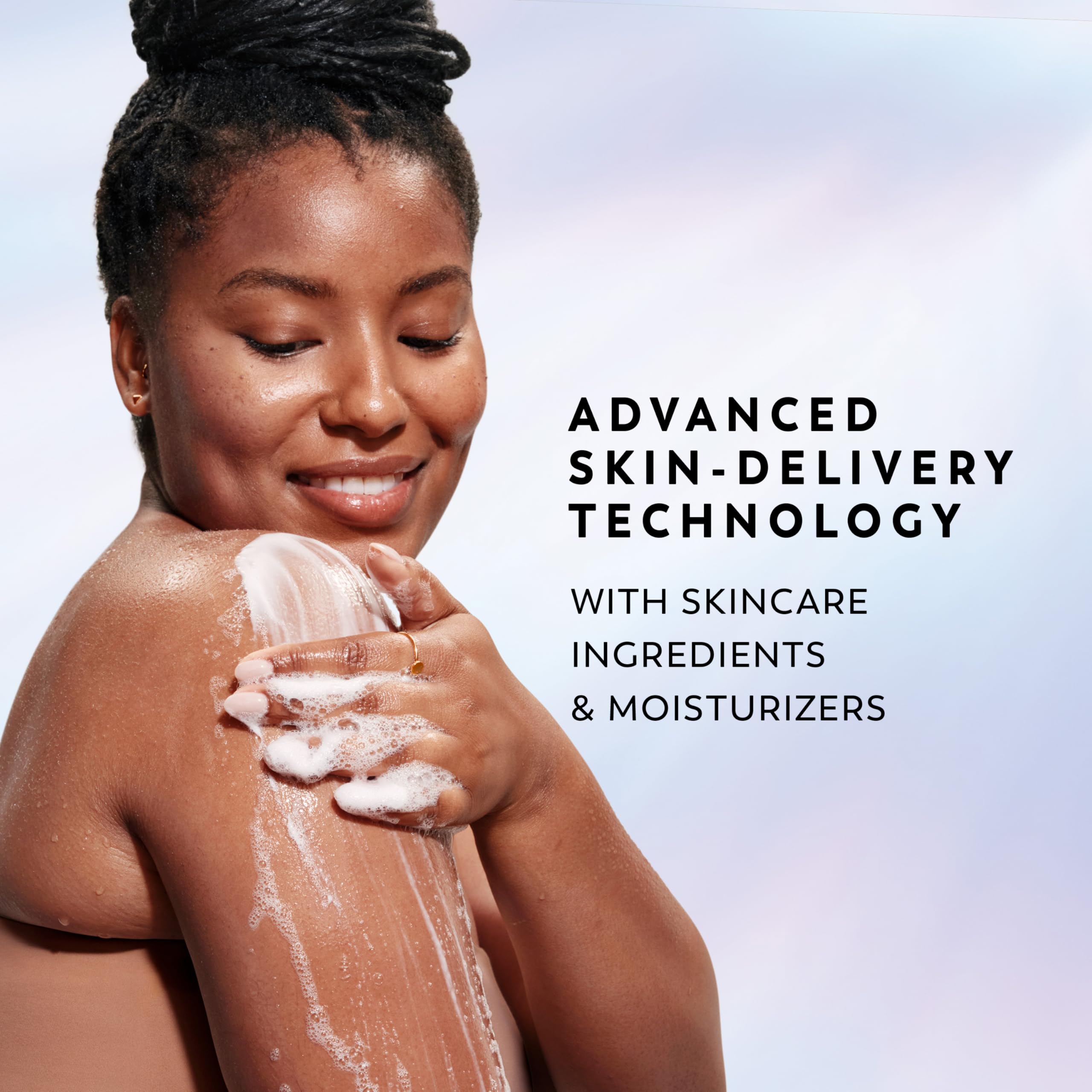 Piel mojada recibiendo lavado con Olay Super Serum Body Wash