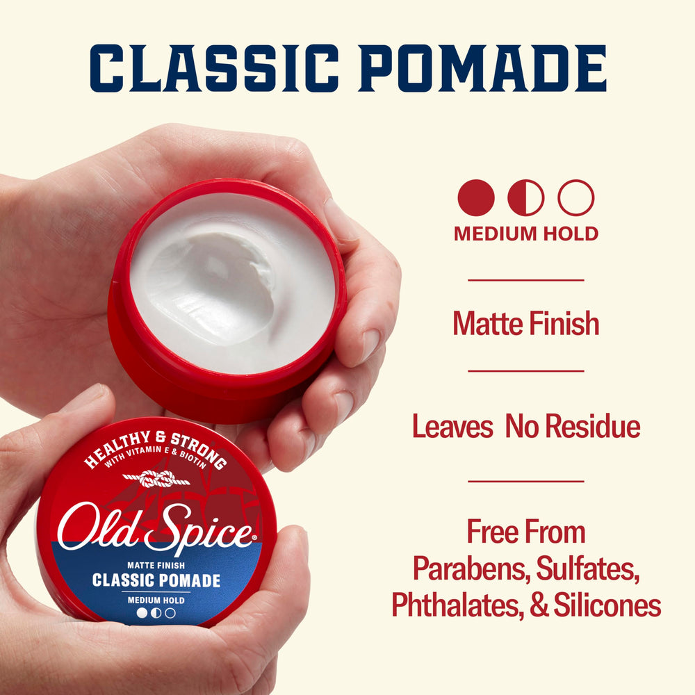 Aplicación manual de la pomada Old Spice para distribución uniforme.