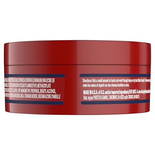 Peinado con peine para un acabado definido con Old Spice pomada.