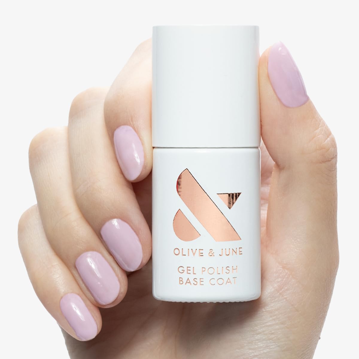 Esmalte de gel Olive & June en botella, color uniforme y brillo.