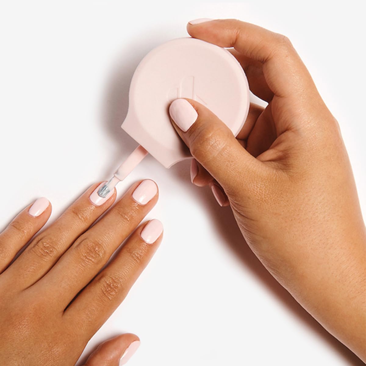 The Poppy de Olive & June: estabilidad de la mano para usar la mano no dominante.