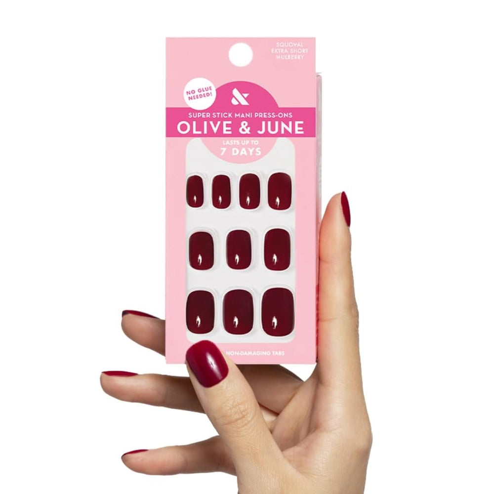 Caja de 32 uñas Olive & June con 16 tallas para ajuste perfecto.