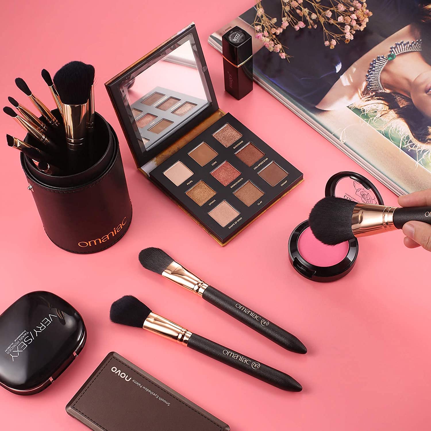 OMANIAC ergonomic handles provide comfortable grip during extended makeup sessions.