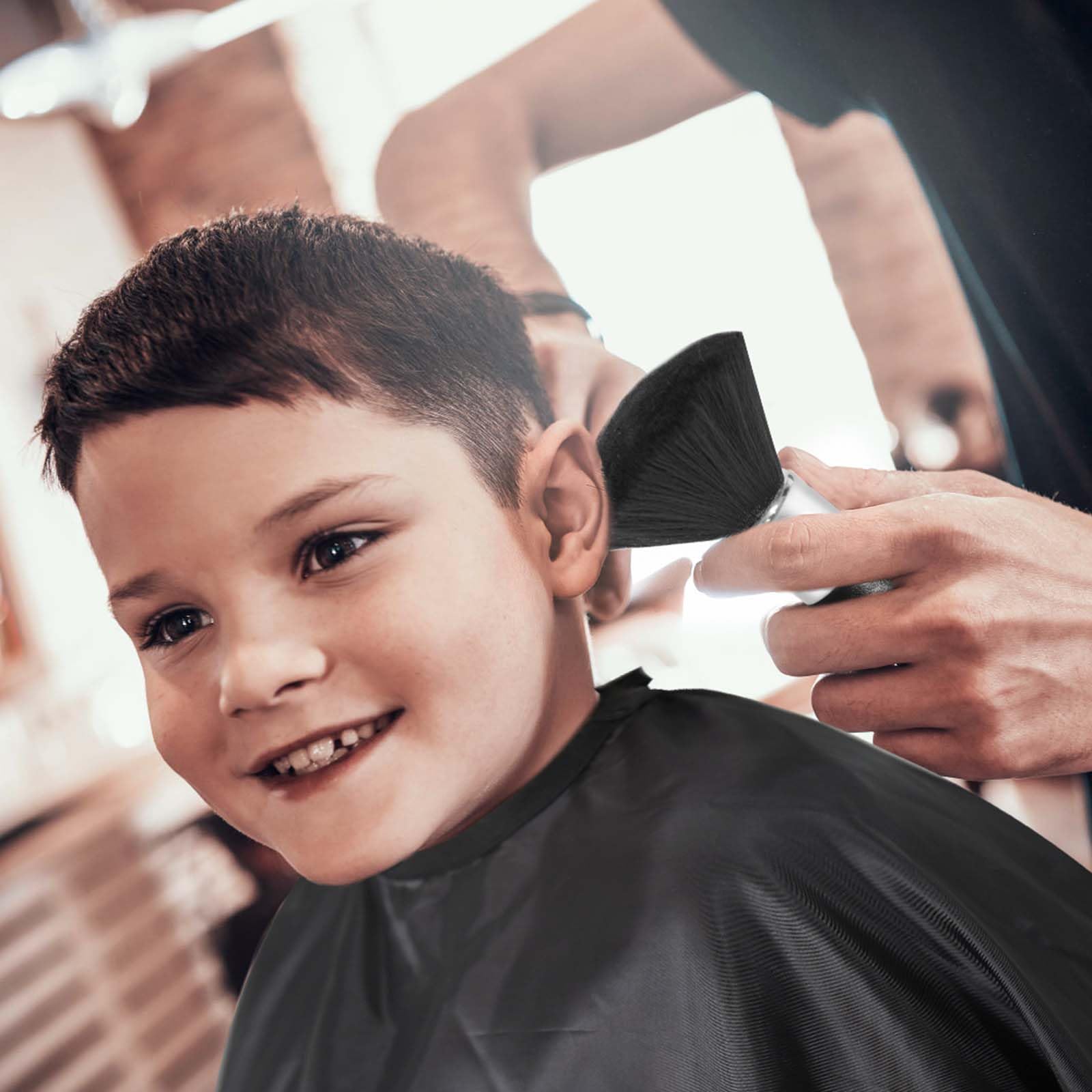Omvoina unisex cape designed for comfort during long haircut sessions.