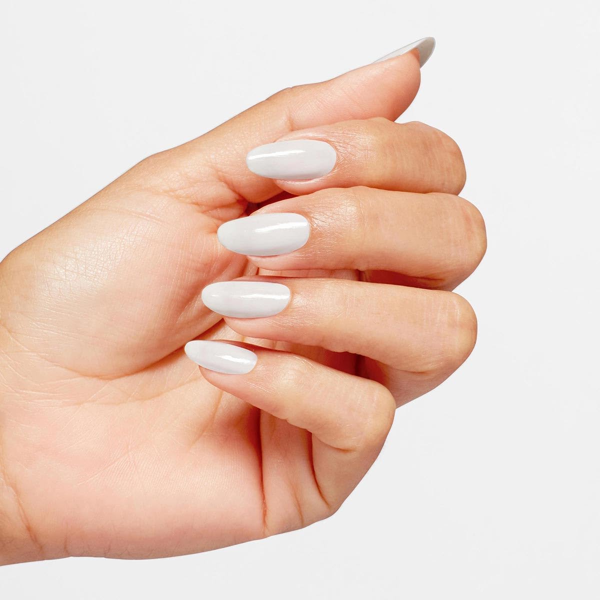 OPI Alpine Snow muestra de uñas para ver cobertura y tono blanco crema