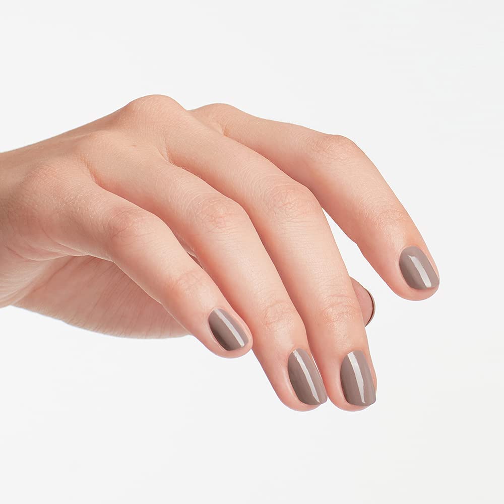 OPI Bonfire Serenade muestra uñas crema en tono marrón neutro.