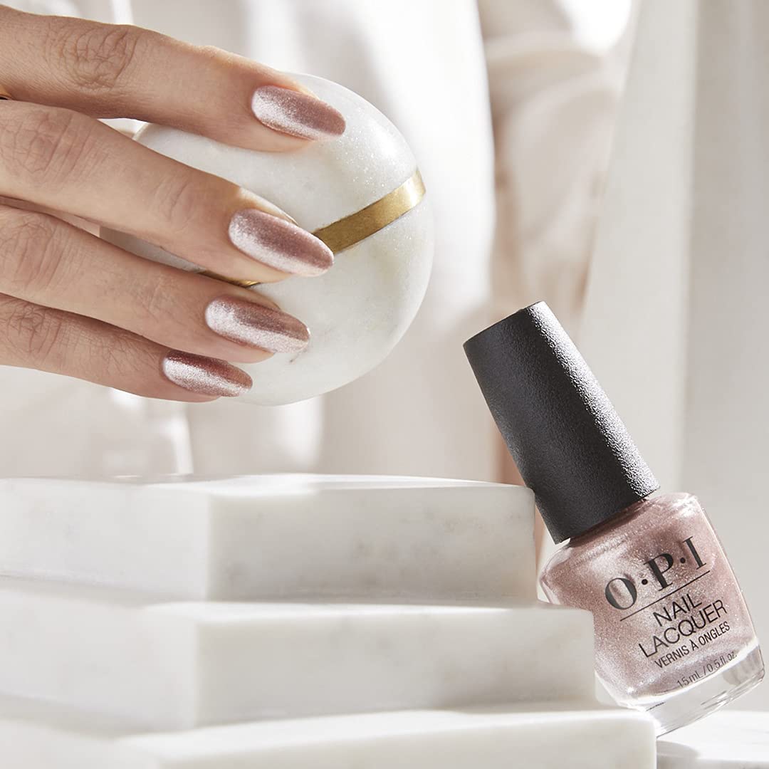 OPI Esmalte Composición Metálica: acabado resistente y secado rápido para uso diario.