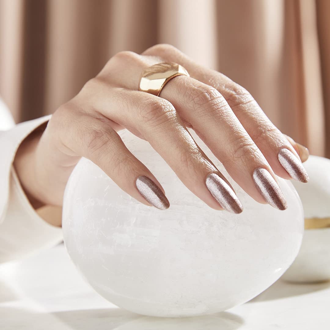 OPI Esmalte Composición Metálica: uñas destacadas gracias a su resistencia.