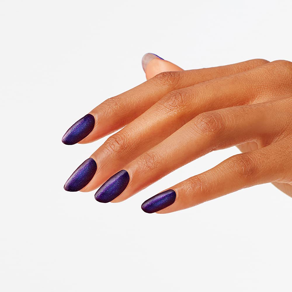 OPI Esmalte Abstracto de la Noche en manicura inspirada en el centro de Los Ángeles.