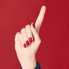 OPI Miami Beet: aplicación elegante para un acabado profesional en casa.