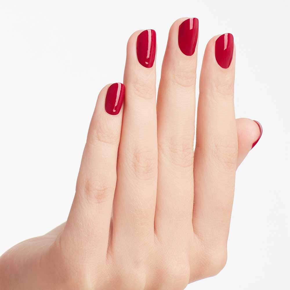 OPI Miami Beet: pincel para una aplicación suave y precisa.