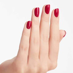 OPI Miami Beet: pincel para una aplicación suave y precisa.