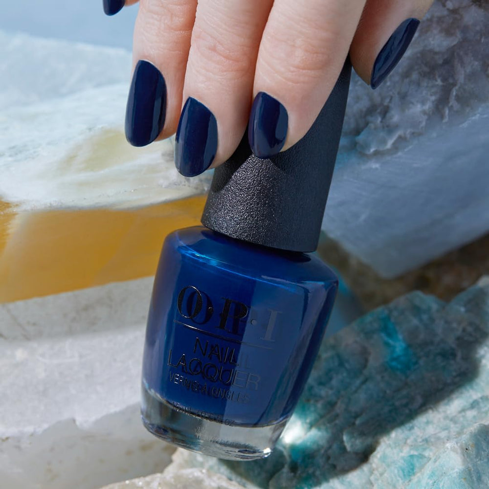 OPI Midnight Mantra, color azul crema, duración prolongada con sistema de tres pasos.