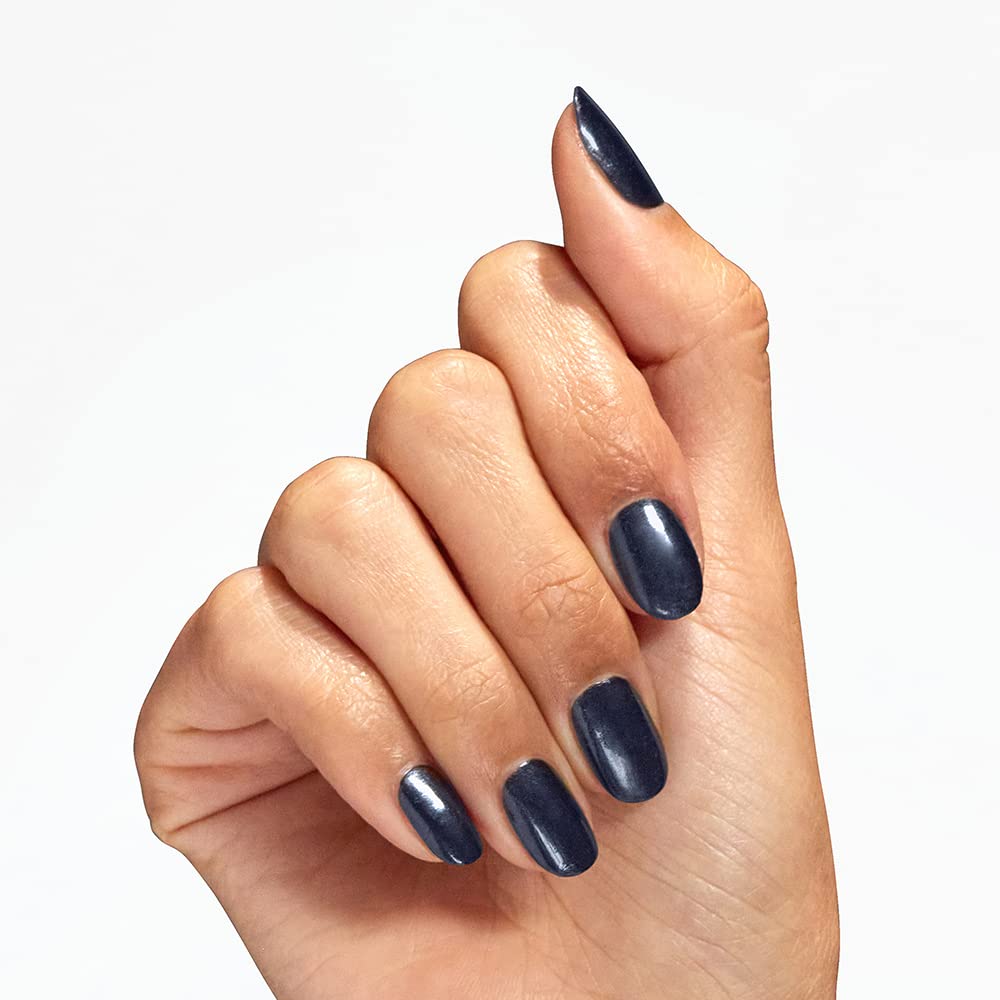 OPI Midnight Mantra en uñas, color azul noche con cobertura intensa.