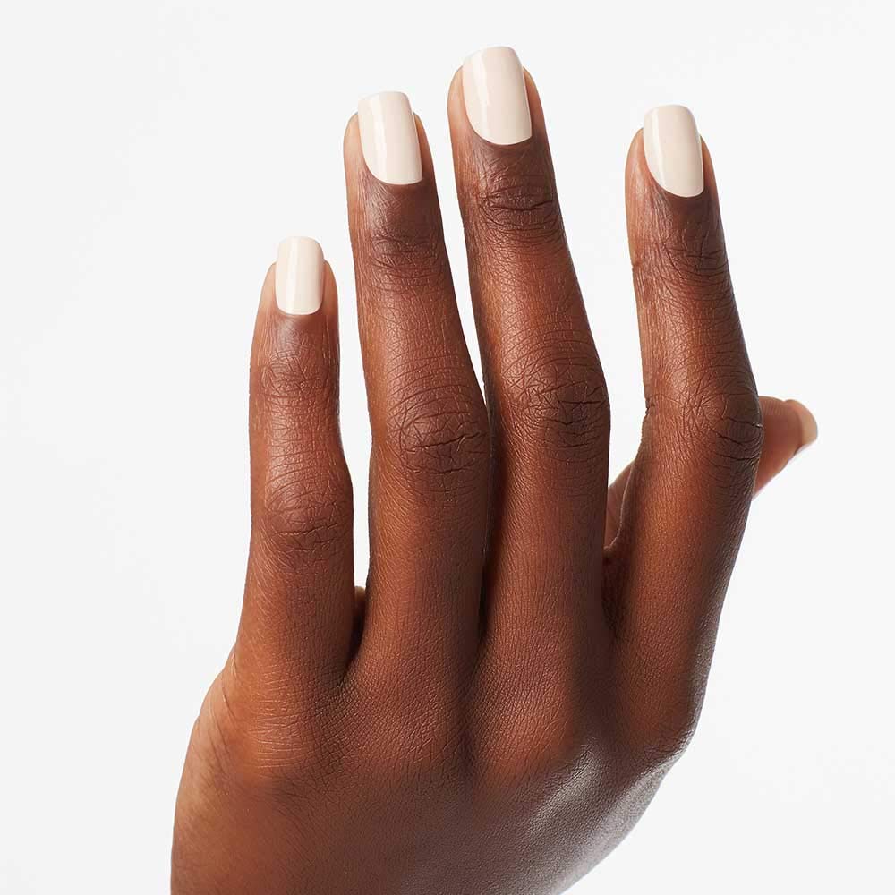 Esmalte OPI de secado rápido para uñas listas en minutos.