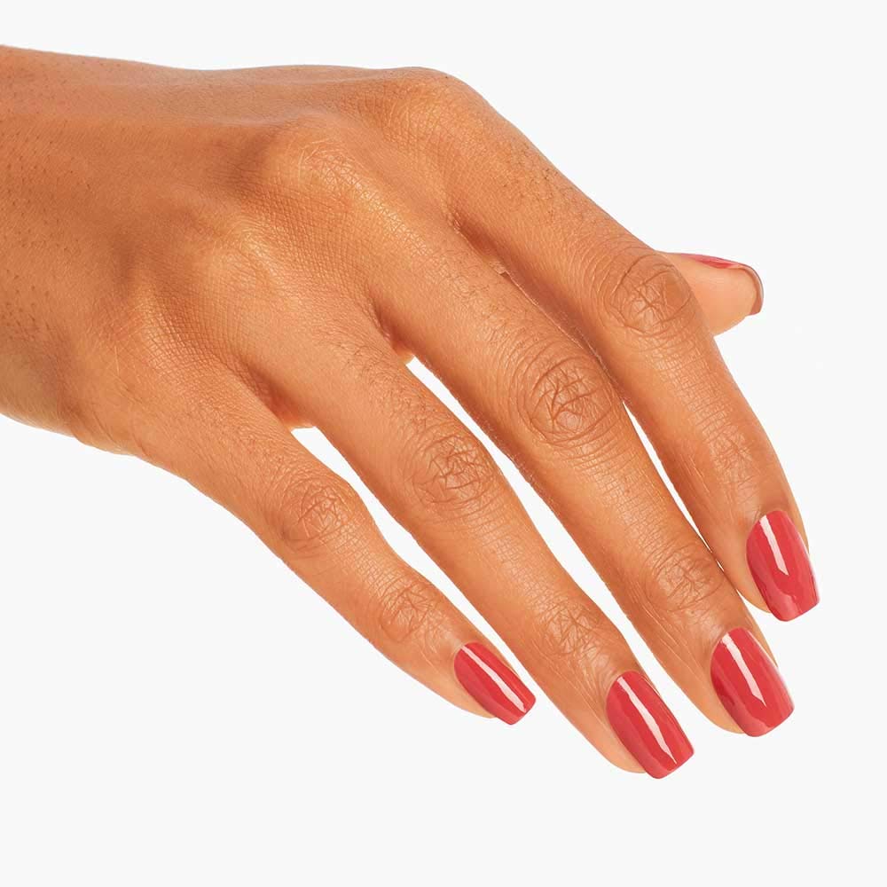OPI Esmalte de Uñas: muestra tono naranja oscuro para looks audaces.