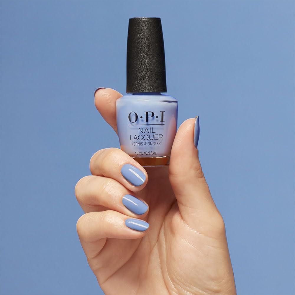 OPI Esmalte: uñas con color azul uniforme y brillo.