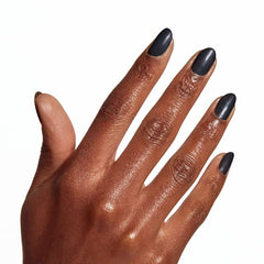 OPI Cave the Way, muestra de brillo perlado en uñas.