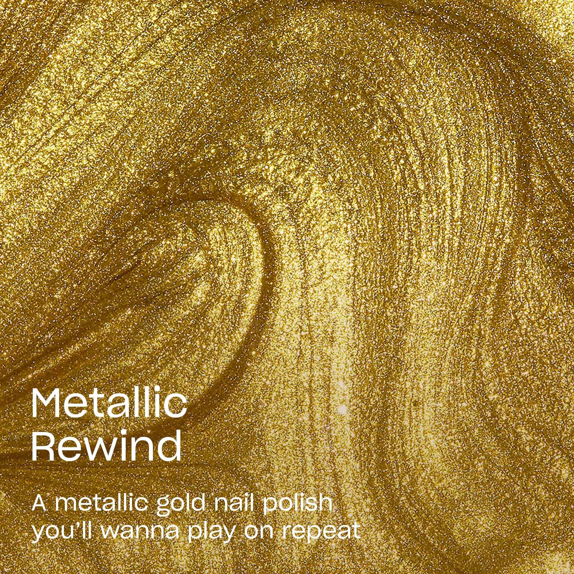 OPI Esmalte Metálico Dorado Rewind: manos en primer plano, brillo de alto impacto.
