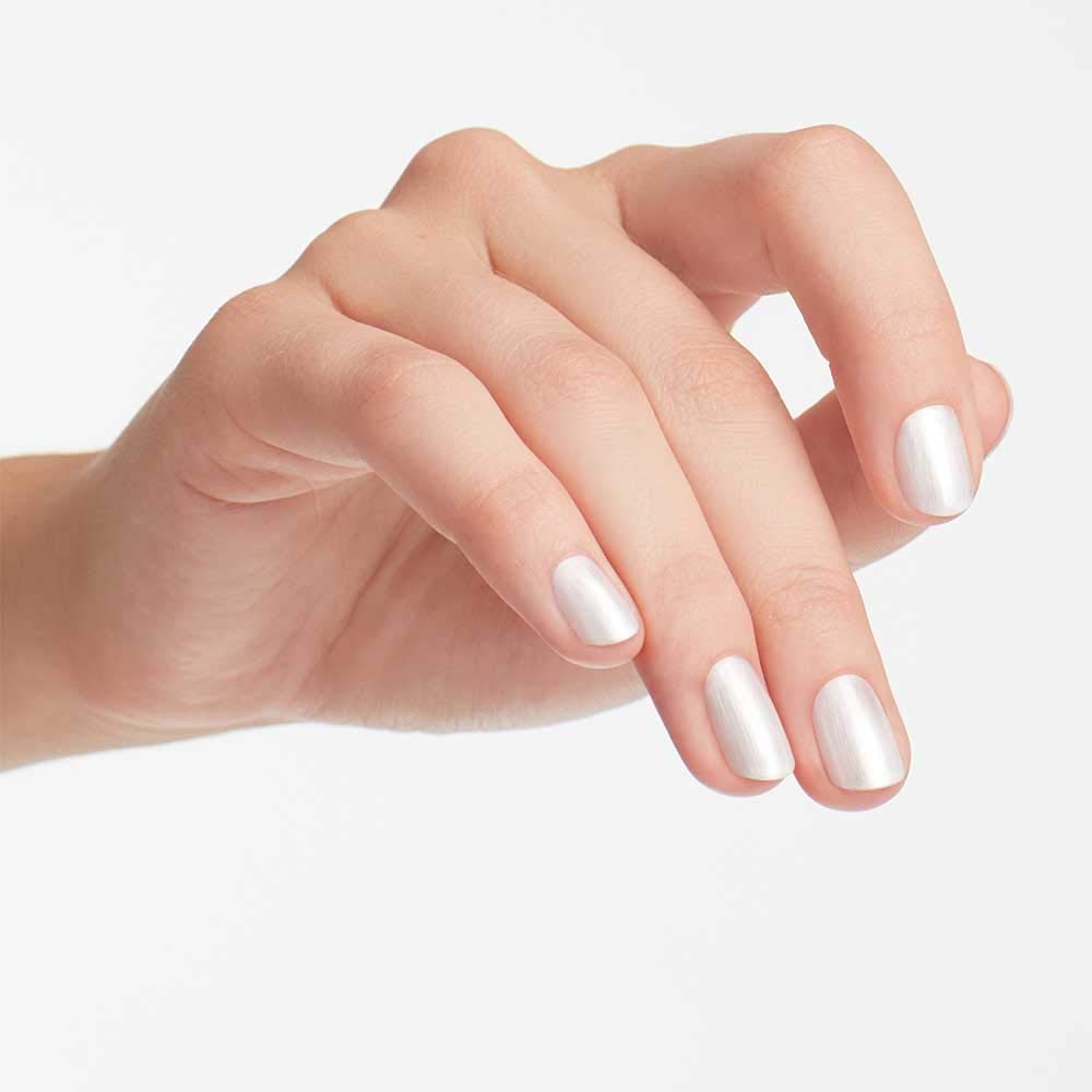 OPI Kyoto Pearl, pincel aplicado para una cobertura uniforme y sin rayas.