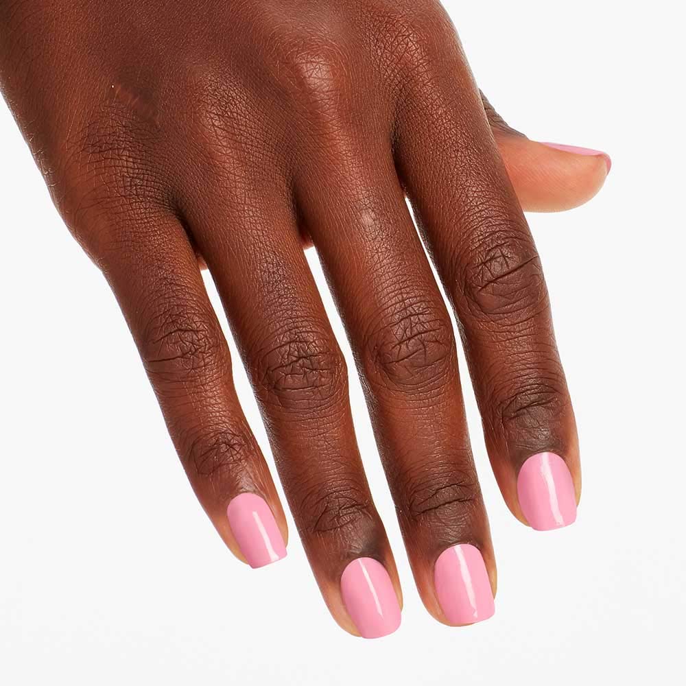 OPI Lima muestra más de 200 tonos, desde neutros hasta rosas vibrantes.