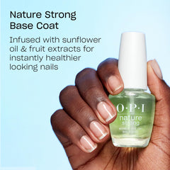 OPI Nature Strong Base Coat con aplicador de pincel para una aplicación suave y uniforme.
