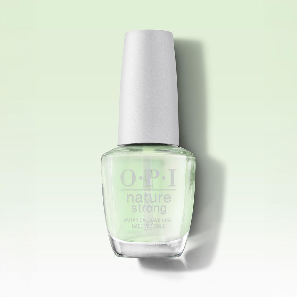 OPI Nature Strong Base Coat ofrece hasta 7 días de duración sin astillarse.
