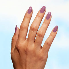 OPI Nature Strong Simply Radishing: tono rosado oscuro ideal para uñas versátiles.
