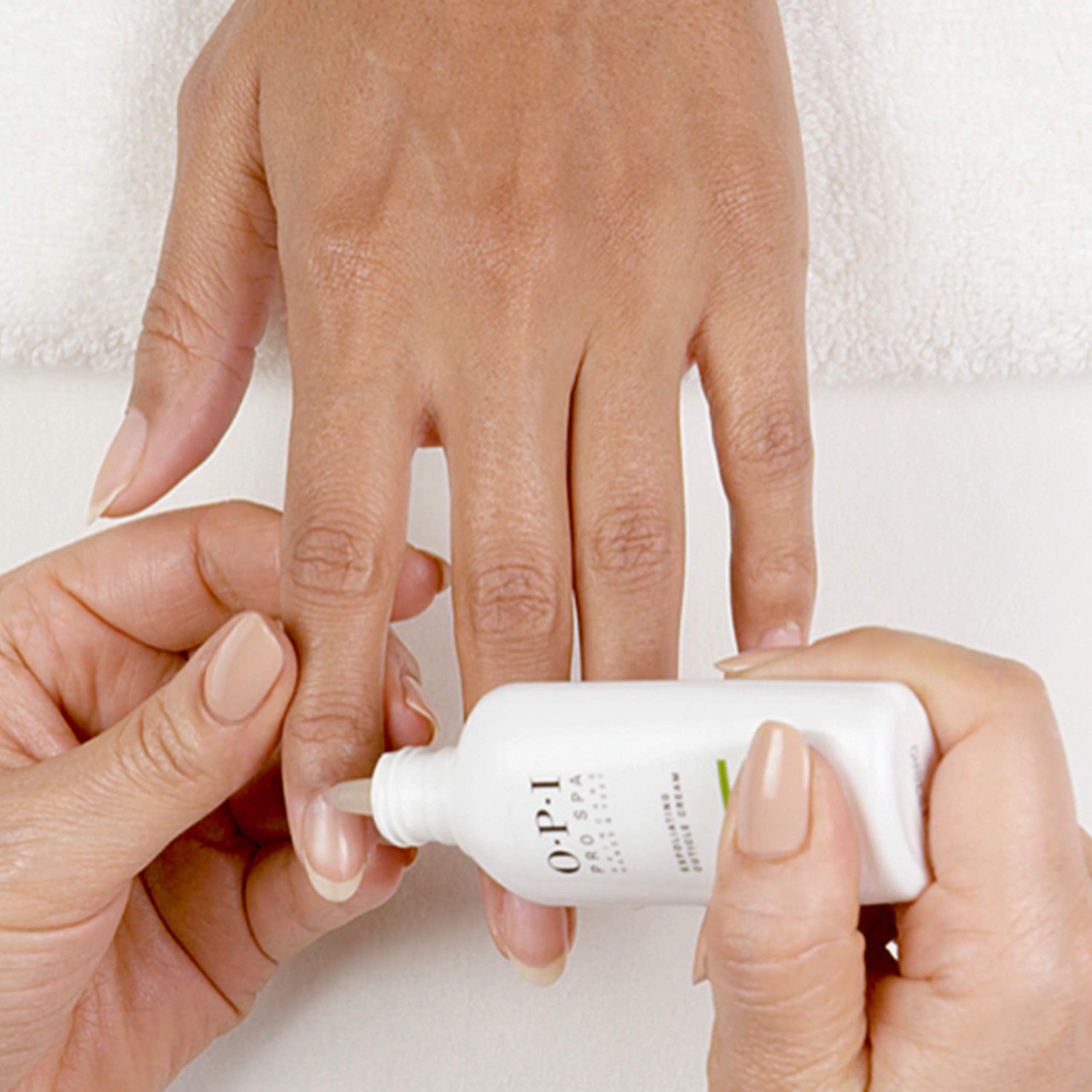 OPI ProSpa crema exfoliante aplicada en la uña, textura gel-crema para peeling suave.
