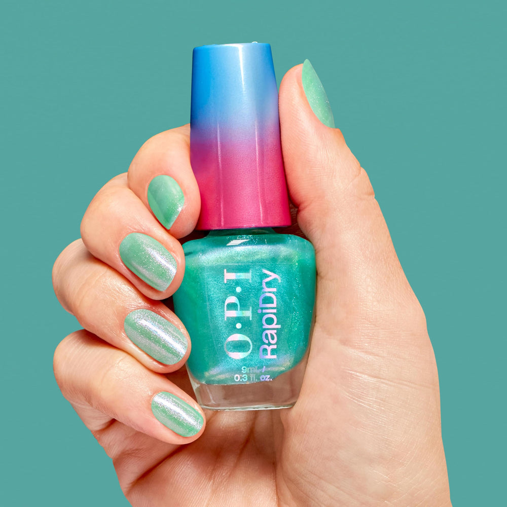 OPI RapiDry base y capa superior generan brillo duradero.