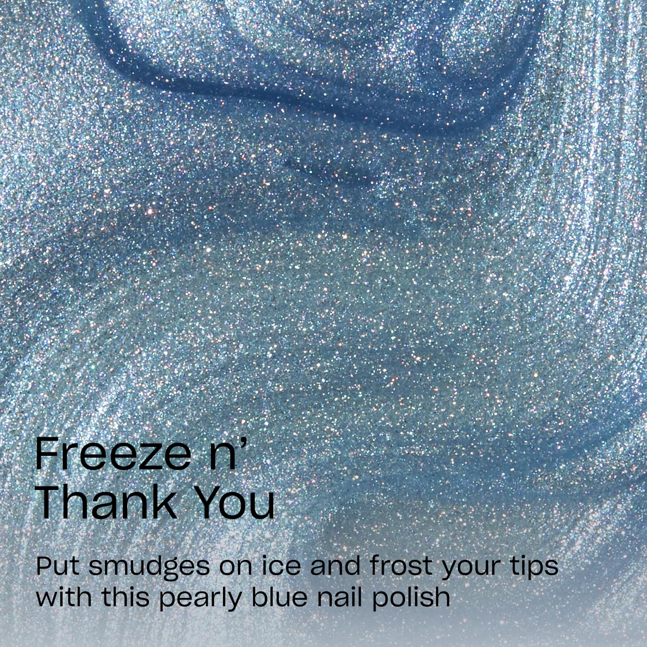Uñas con OPI RapiDry Freeze, tono azul metálico y acabado luminoso.