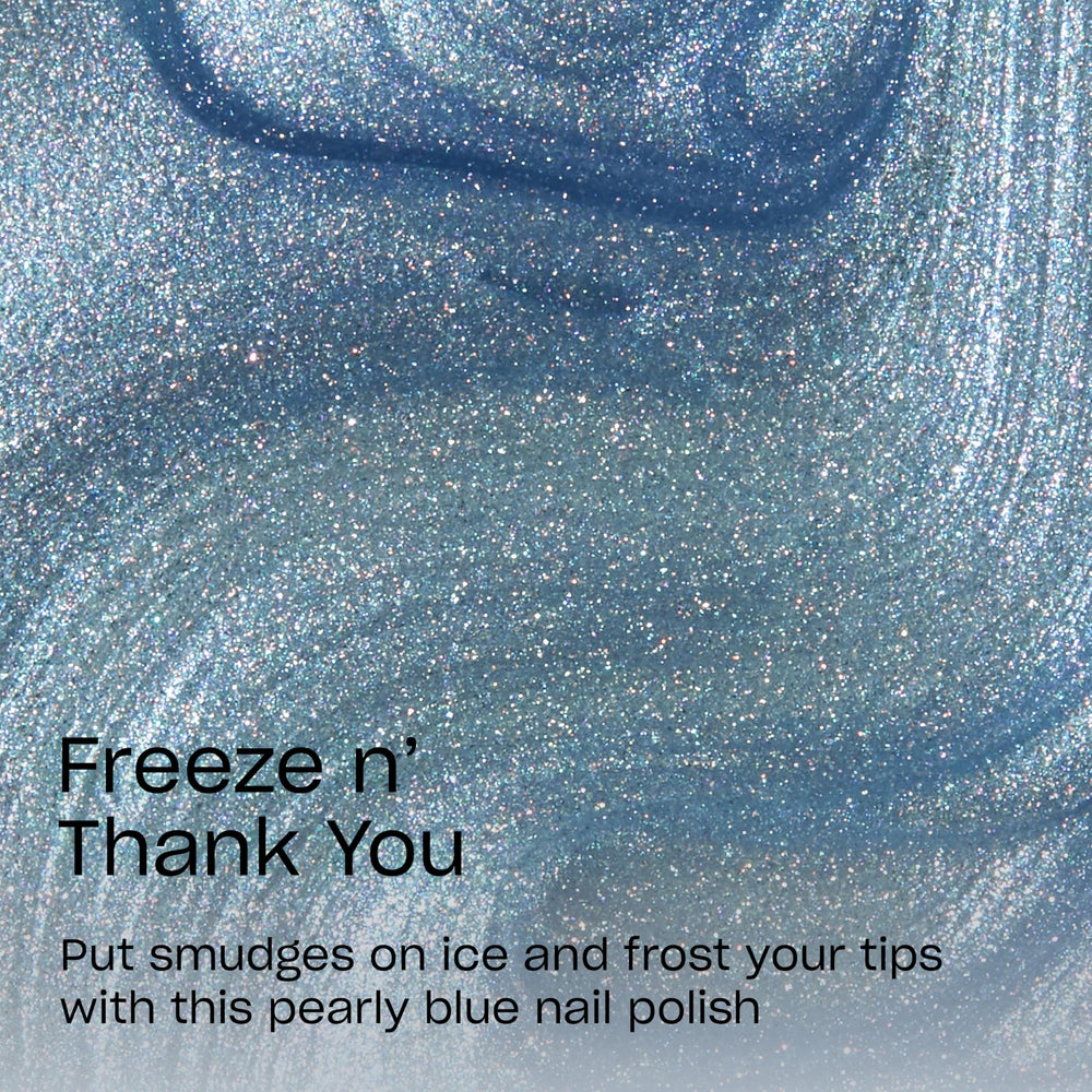 Uñas con OPI RapiDry Freeze, tono azul metálico y acabado luminoso.