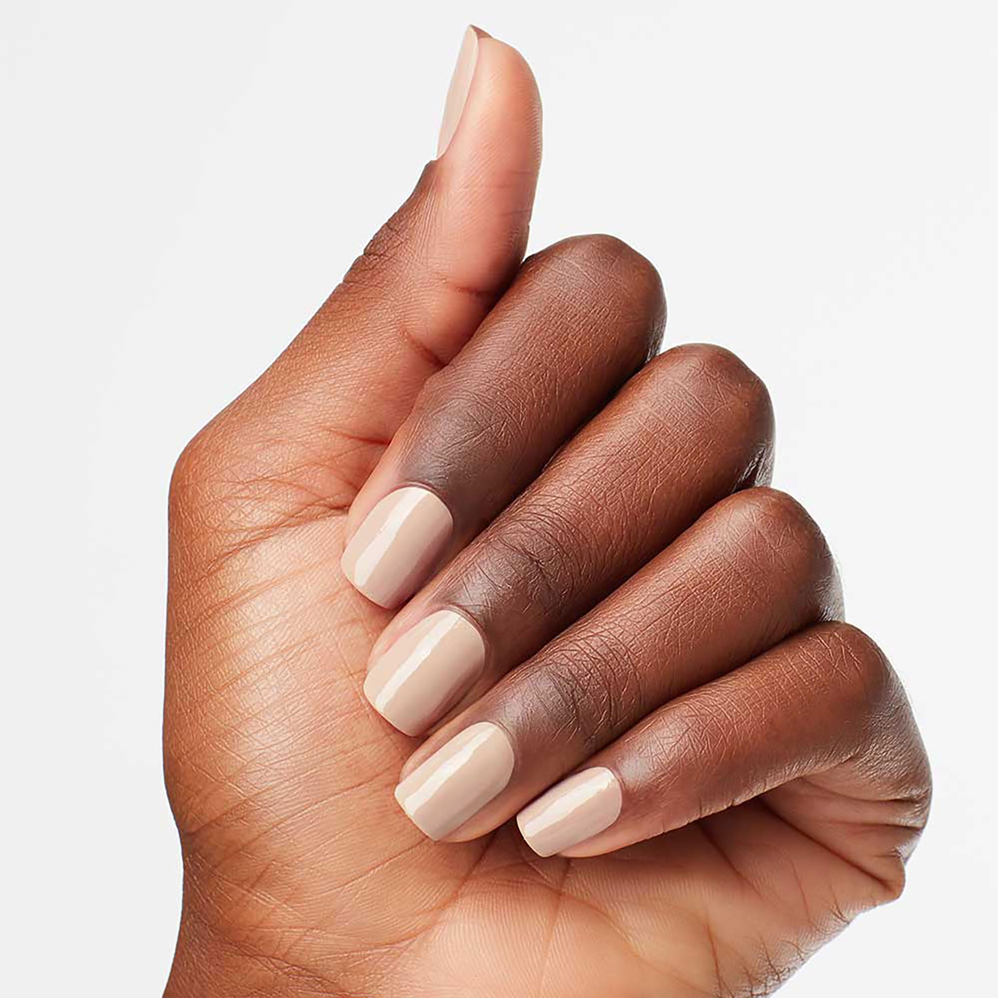 OPI Samoa Sand, aplicación suave sin rayas para uñas pulidas.