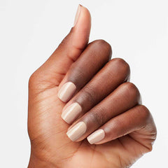 OPI Samoa Sand, aplicación suave sin rayas para uñas pulidas.