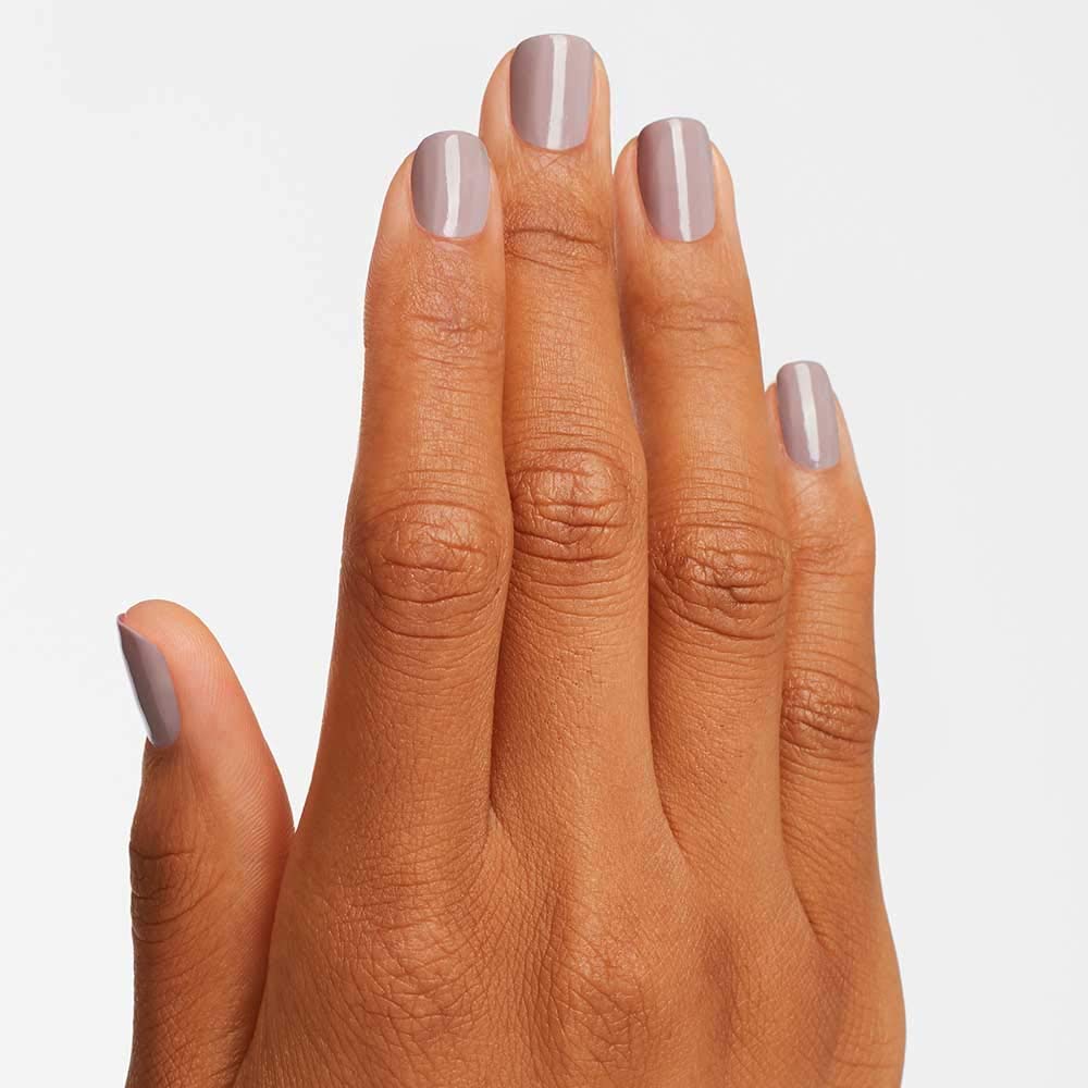 OPI Taupe-less Beach, durabilidad de hasta 7 días.
