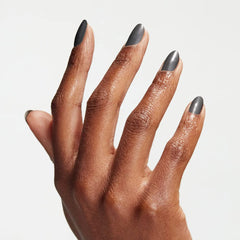 OPI Clean Slate sobre uñas, tono gris oscuro para un look sobrio y duradero.
